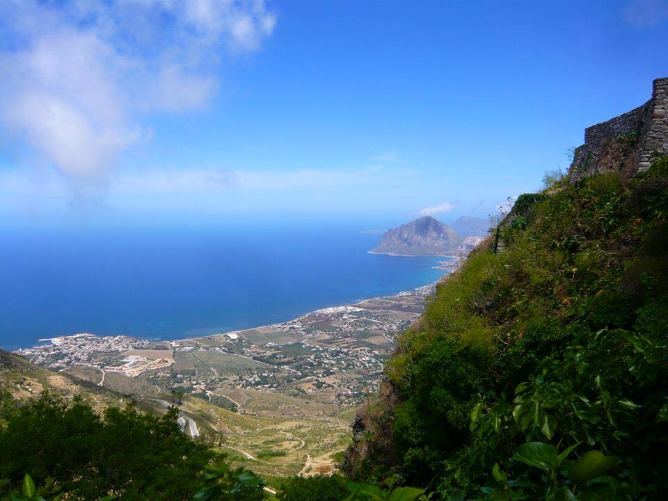 i monte Erice si erge sulla vista della costa Trapanese